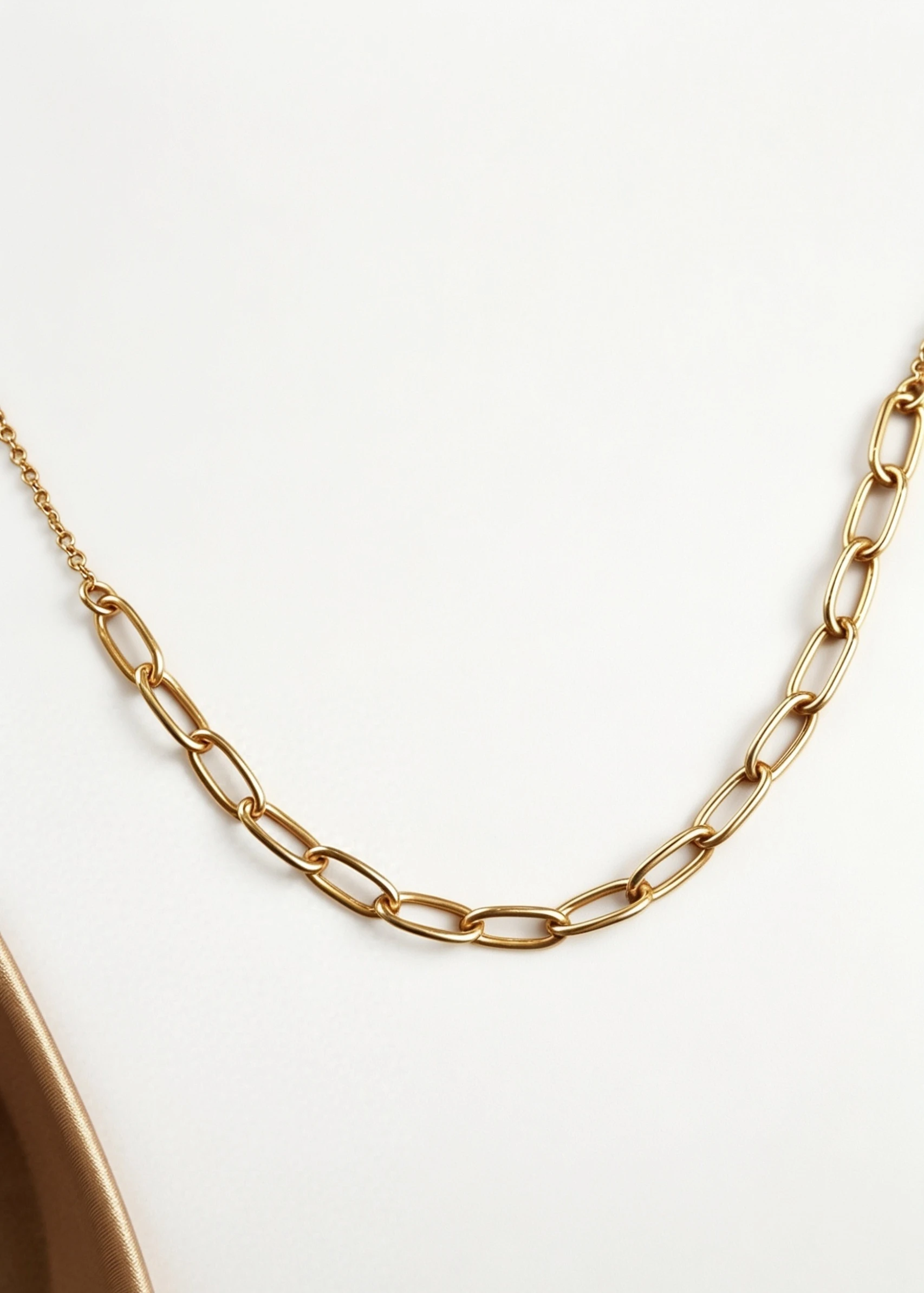 “Circle of Light” 18K Gold Necklace – Polished Open Circle Design